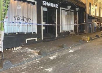 Taksim’de dehşet anları: Binadan kopan taşlar ailenin üstüne düştü