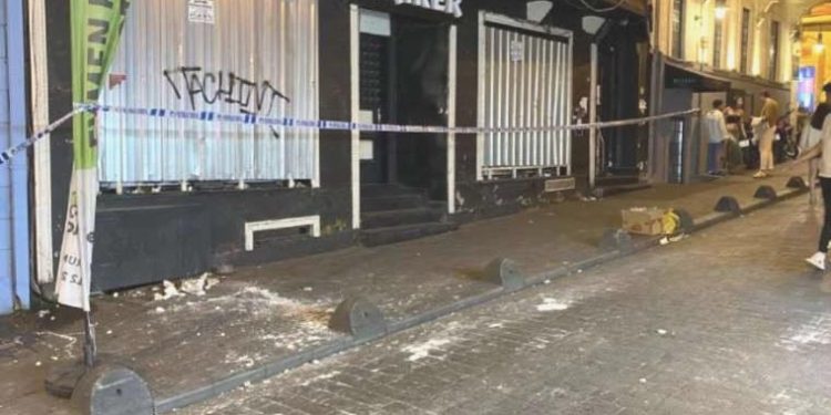 Taksim’de dehşet anları: Binadan kopan taşlar ailenin üstüne düştü