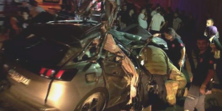 TEM Otoyolu’nda makas atan cip hafriyat kamyonuna çarptı: 2 yaralı