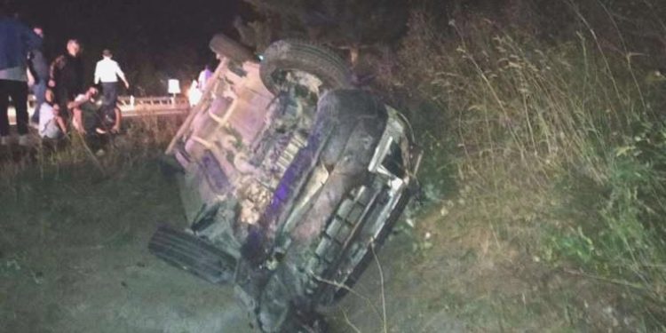 TIR’ın çarptığı hafif ticari araç, kanala düştü; 2’si çocuk, 4 yaralı