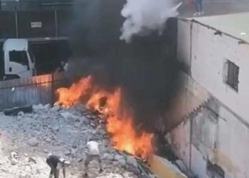 Yangına bir garip müdahale: Biri taş attı, başkası rüzgarla savaştı