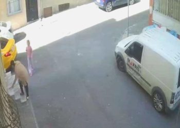 Yere düşen telefonu çalmak için taksiden indi