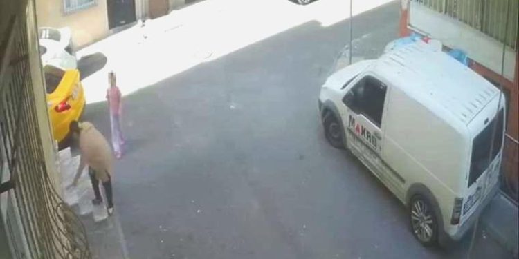 Yere düşen telefonu çalmak için taksiden indi