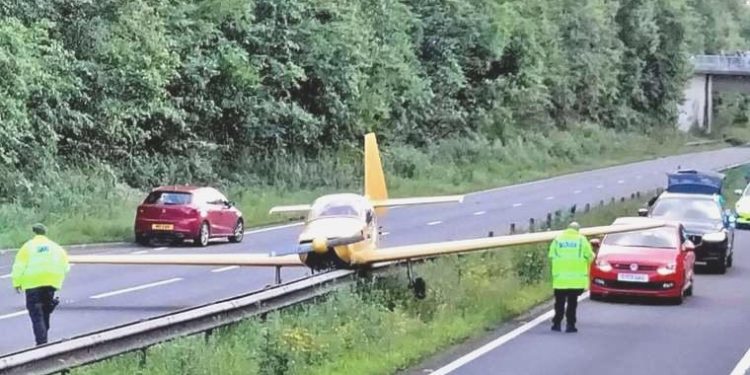 Yolun ortasına inen bir uçak trafiği durma noktasına getirdi