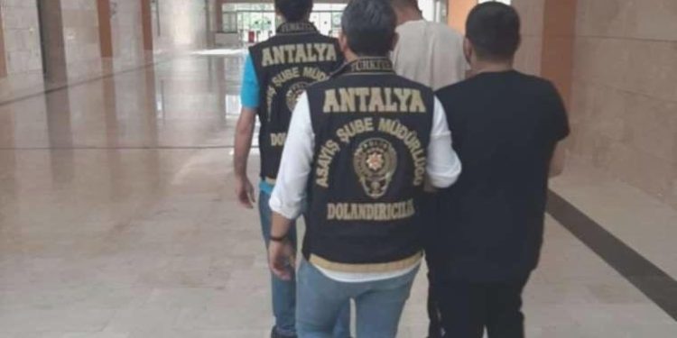 28 milyonluk vurgun! Kendilerini polis ve savcı olarak tanıttılar