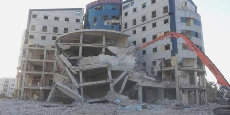 8 katlı hastane ikinci denemede yerle bir oldu