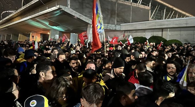 Galatasaray ve Fenerbahçe’ye coşkulu karşılama