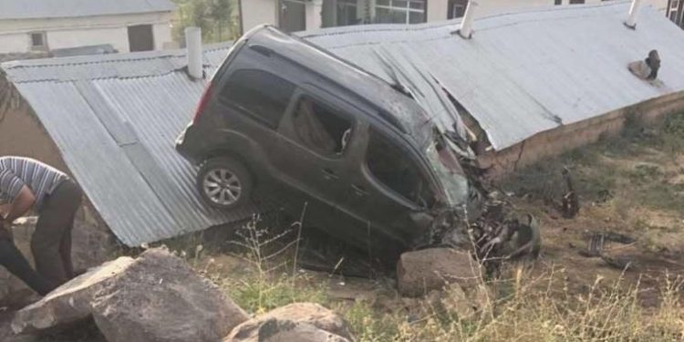 Ağrı’da hafif ticari araç şarampole yuvarlandı: 9 yaralı