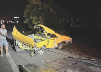 Ankara’da denetimden çıkan araba ağaca çarptı: 2 meyyit