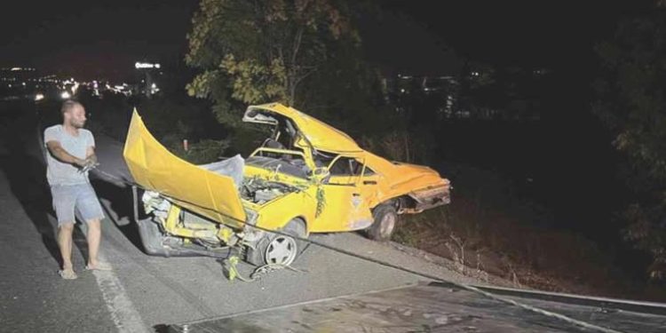 Ankara’da denetimden çıkan araba ağaca çarptı: 2 meyyit