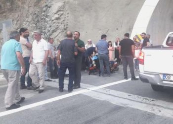 Artvin’de düğüne gidenleri taşıyan minibüs devrildi: 15 yaralı