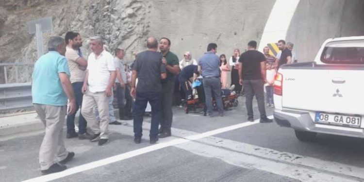 Artvin’de düğüne gidenleri taşıyan minibüs devrildi: 15 yaralı