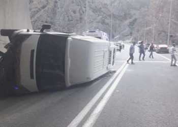 Artvin’de minibüs devrildi: 11 yaralı