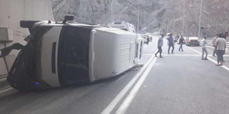 Artvin’de minibüs devrildi: 11 yaralı