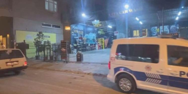 Ataşehir’de oto yıkamacıda ‘bagaj kapağını sert kapattın’ hengamesi