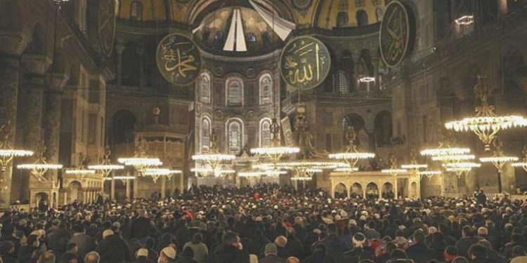 Ayasofya’da ‘kötü koku’ şikayeti: ‘Halılara da sirayet etmiş durumda, namaza odaklanmak çok zor’