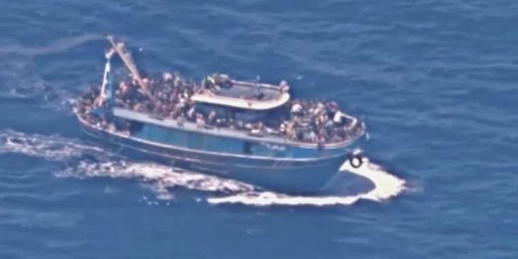 Ayvalık açıklarında 18 sistemsiz göçmen yakalandı