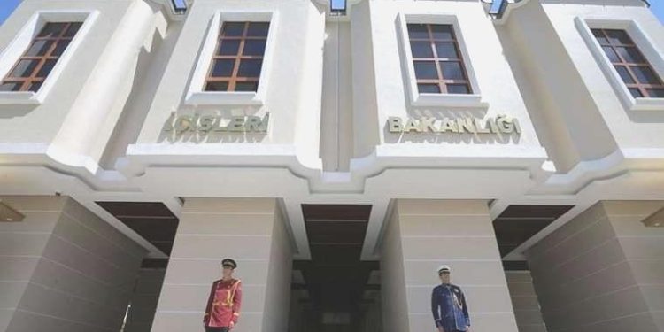 Bakan Yerlikaya yargı kararlarını uyguluyor: İçişleri Bakanlığı’ndan vazifeye iadeler