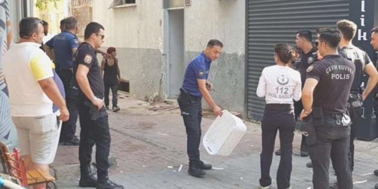 Balıkesir’de annesinin konutuna karşı apartmandan kurşun yağdırdı!