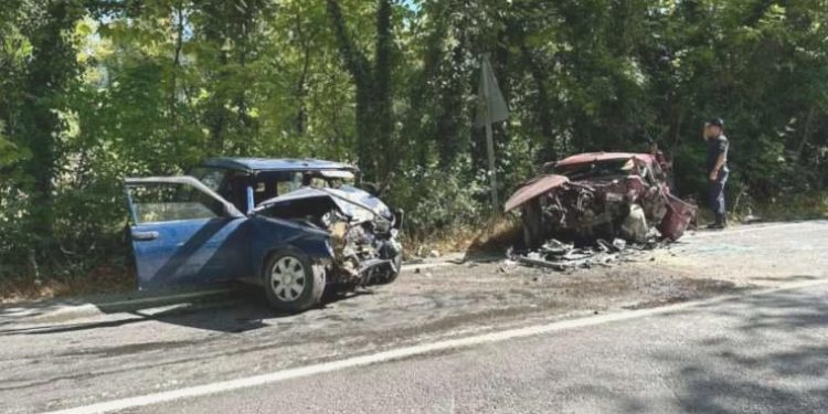 Bartın’da feci kaza… Arabalar baş başa çarpıştı!