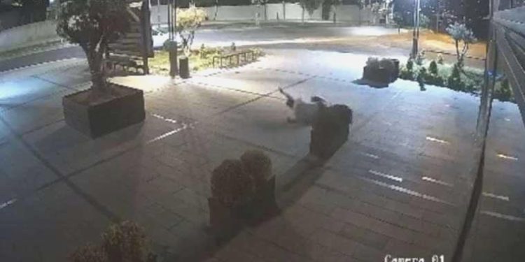 Başakşehir’de sokak ortasında silahlı çatışma!