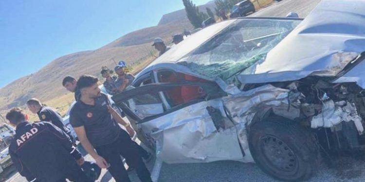 Bayburt’ta araba ile cazibeli çarpıştı: 3 yaralı