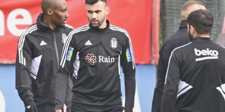 Beşiktaşlı Rachid Ghezzal’ın ailesi trafik kazası geçirdi