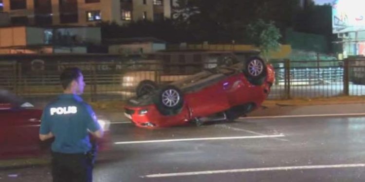 Beşiktaş’ta taksiye çarpan araba takla attı: 2 yaralı