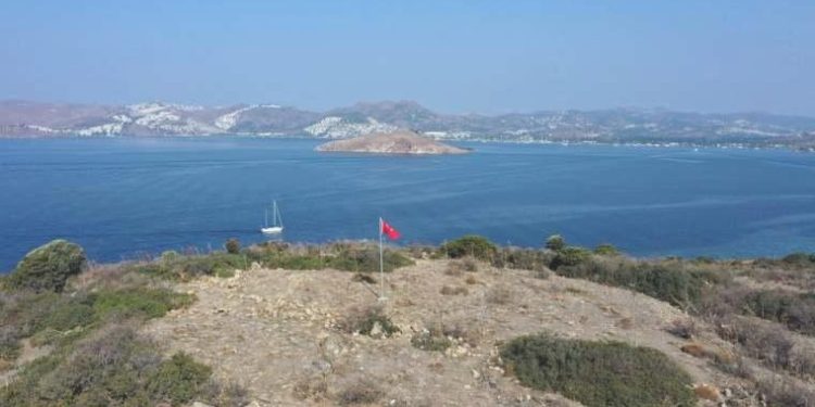 Bodrum’un ada ve koylarına Türk Bayrağı asıldı