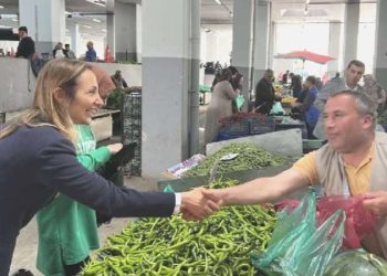 CHP Bayan Kolları, pazar yerlerini gezdi, yurttaşların meselelerini dinledi