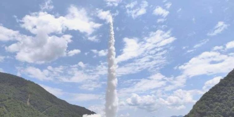 Çin, uzaya 5 yeni uydu gönderdi