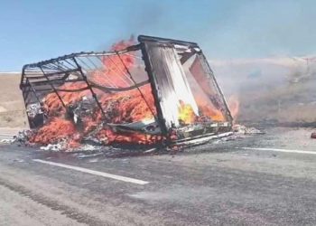 Çocuk bezi ve ıslak mendil yüklü dorse alev alev yandı