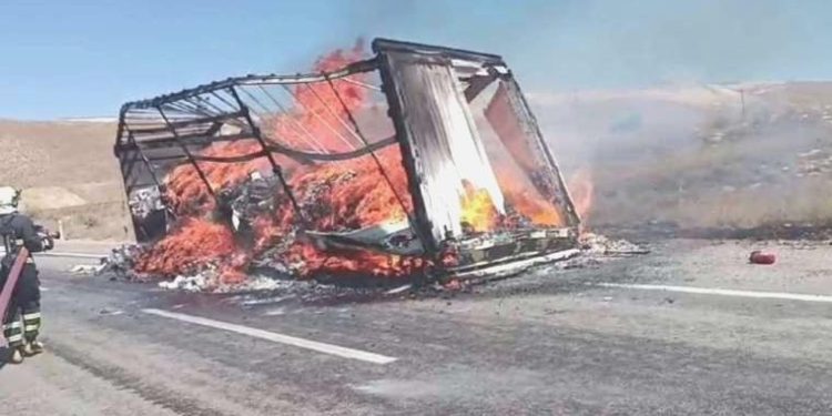 Çocuk bezi ve ıslak mendil yüklü dorse alev alev yandı