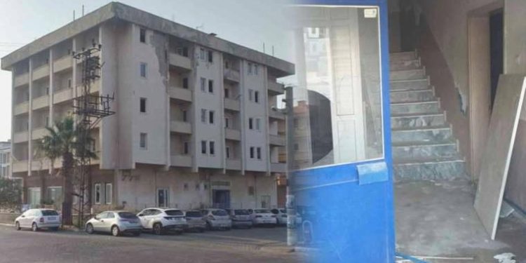 Çürümeye terk edildi: Kaçak olduğu argüman edilen PTT binası Ayvalık halkını huzursuz ediyor