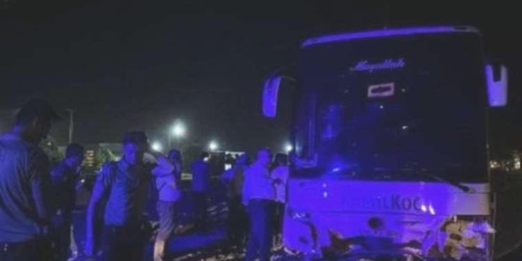 Diyarbakır’da yolcu otobüsü kavşağa daldı: 18 yaralı