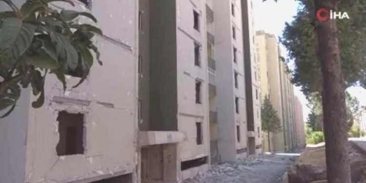 Doğukent zelzele sonrası ‘hayalet kente’ döndü: ‘Çocuk sesleri bitti’