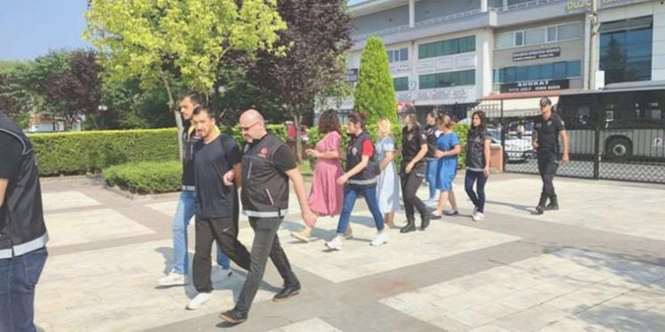 Düzce’de günlük kiralık konutlara uyuşturucu baskını: 5 tutuklama