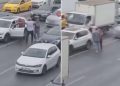 E-5’in ortasında yol verme hengamesi: Tekme tokat darbetti
