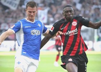 Eintracht Frankfurt galibiyet ile başladı