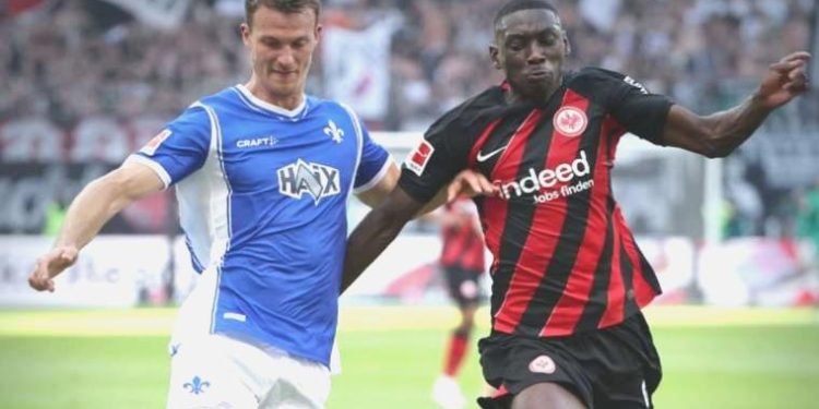 Eintracht Frankfurt galibiyet ile başladı