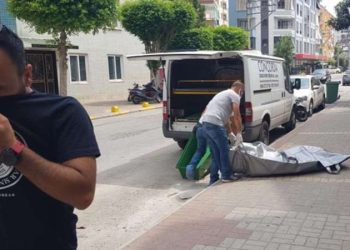 Finlandiyalı bayan Alanya’daki konutunda meyyit bulundu, gruplar kokudan taşımakta zorlandı