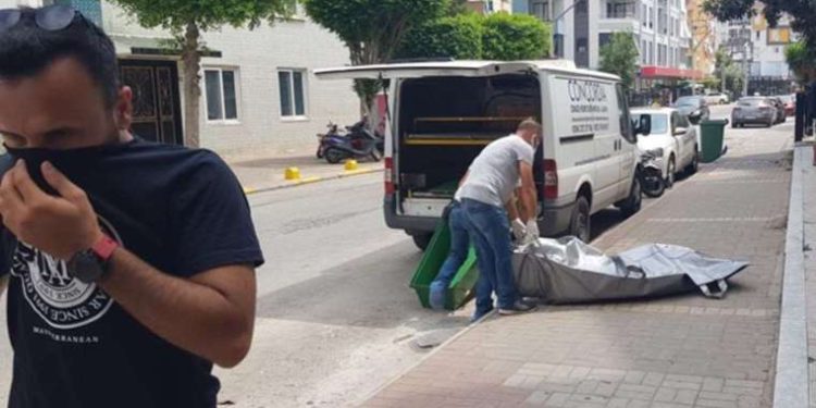 Finlandiyalı bayan Alanya’daki konutunda meyyit bulundu, gruplar kokudan taşımakta zorlandı