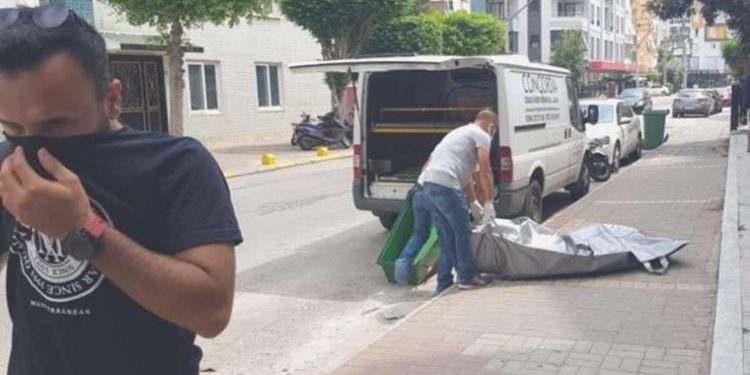 Finlandiyalı bayan Alanya’daki meskeninde meyyit bulundu, gruplar kokudan taşımakta zorlandı