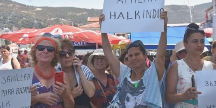 Foça’da kıyı işgaline yönelik ‘havlulu’ protesto