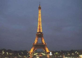 Fransa’da 2 ABD’li turist alkollü girdikleri Eyfel Kulesi’nde 1 gece mahsur kaldı