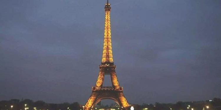 Fransa’da 2 ABD’li turist alkollü girdikleri Eyfel Kulesi’nde 1 gece mahsur kaldı