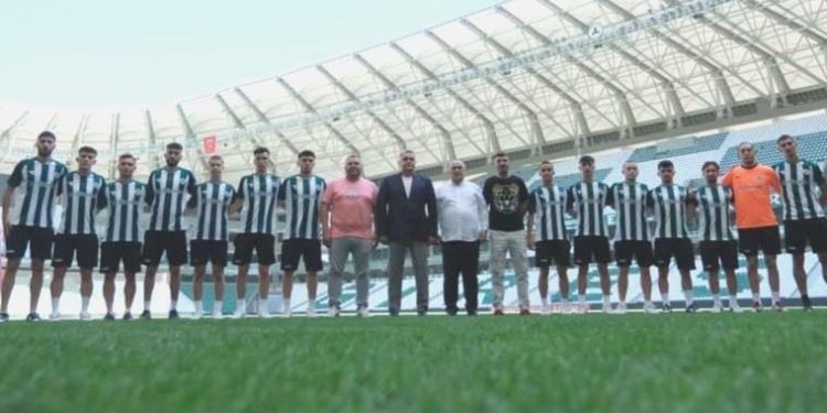 Giresunspor’da genç oyuncularla profesyonel kontrat imzalandı