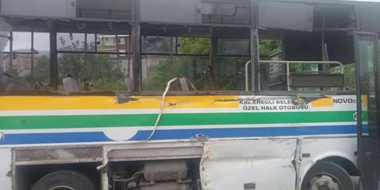 Halk otobüsüyle iş makinesi çarpıştı: 5 yaralı