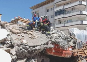 Hasarlı bina kepçe operatörünün üzerine yıkıldı!