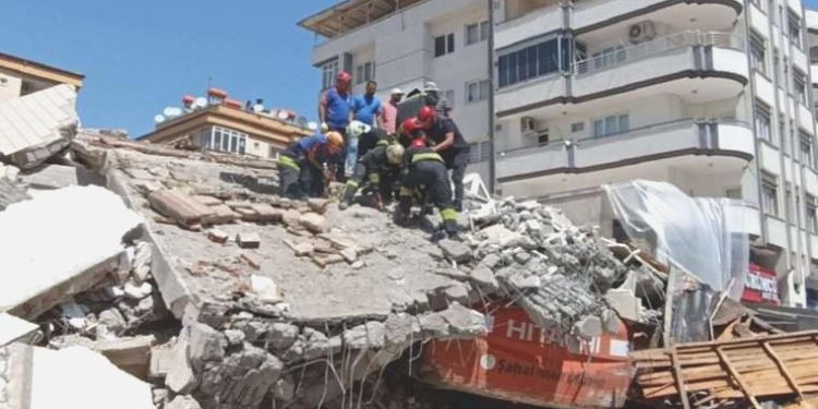 Hasarlı bina kepçe operatörünün üzerine yıkıldı!